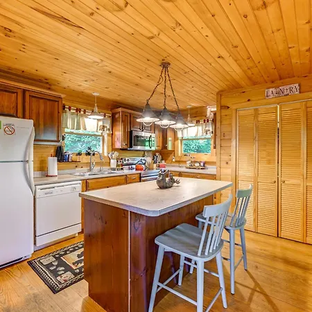 Pet-Friendly Bryson City Cabin With Fire Pit And Deck! Exterior photo