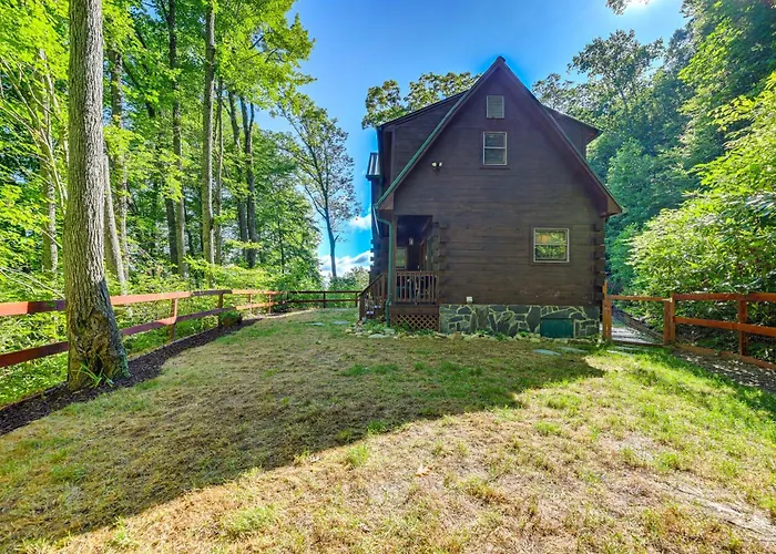Pet-Friendly Bryson City Cabin With Fire Pit And Deck!
