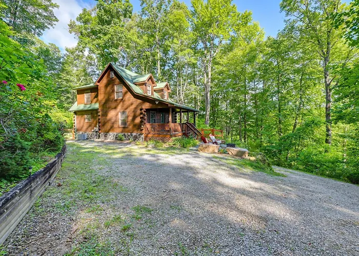 Pet-Friendly Bryson City Cabin With Fire Pit And Deck!