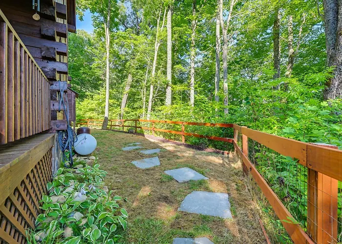 Pet-Friendly Bryson City Cabin With Fire Pit And Deck!