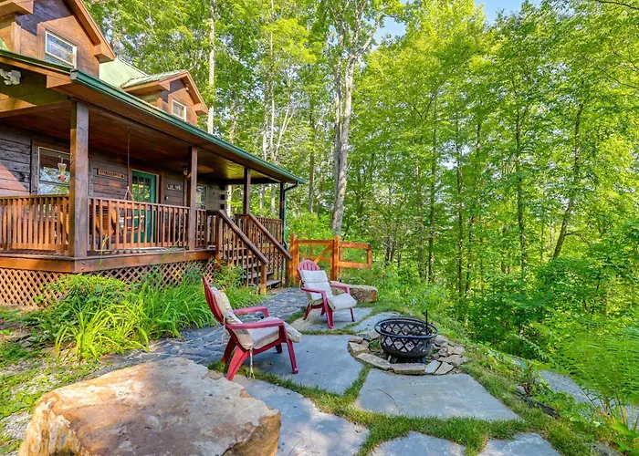 Pet-Friendly Bryson City Cabin With Fire Pit And Deck!