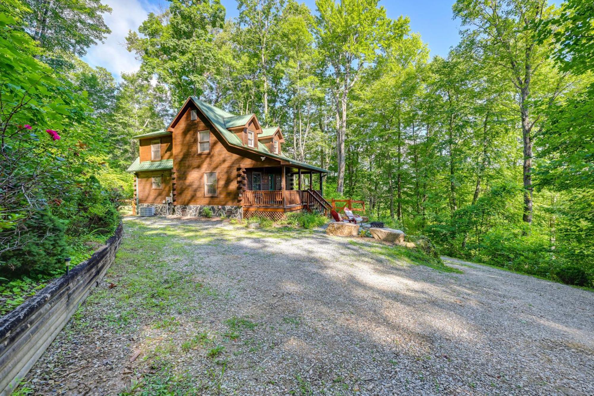 Pet-friendly Bryson With Fire Pit And Deck! Holiday home Bryson City