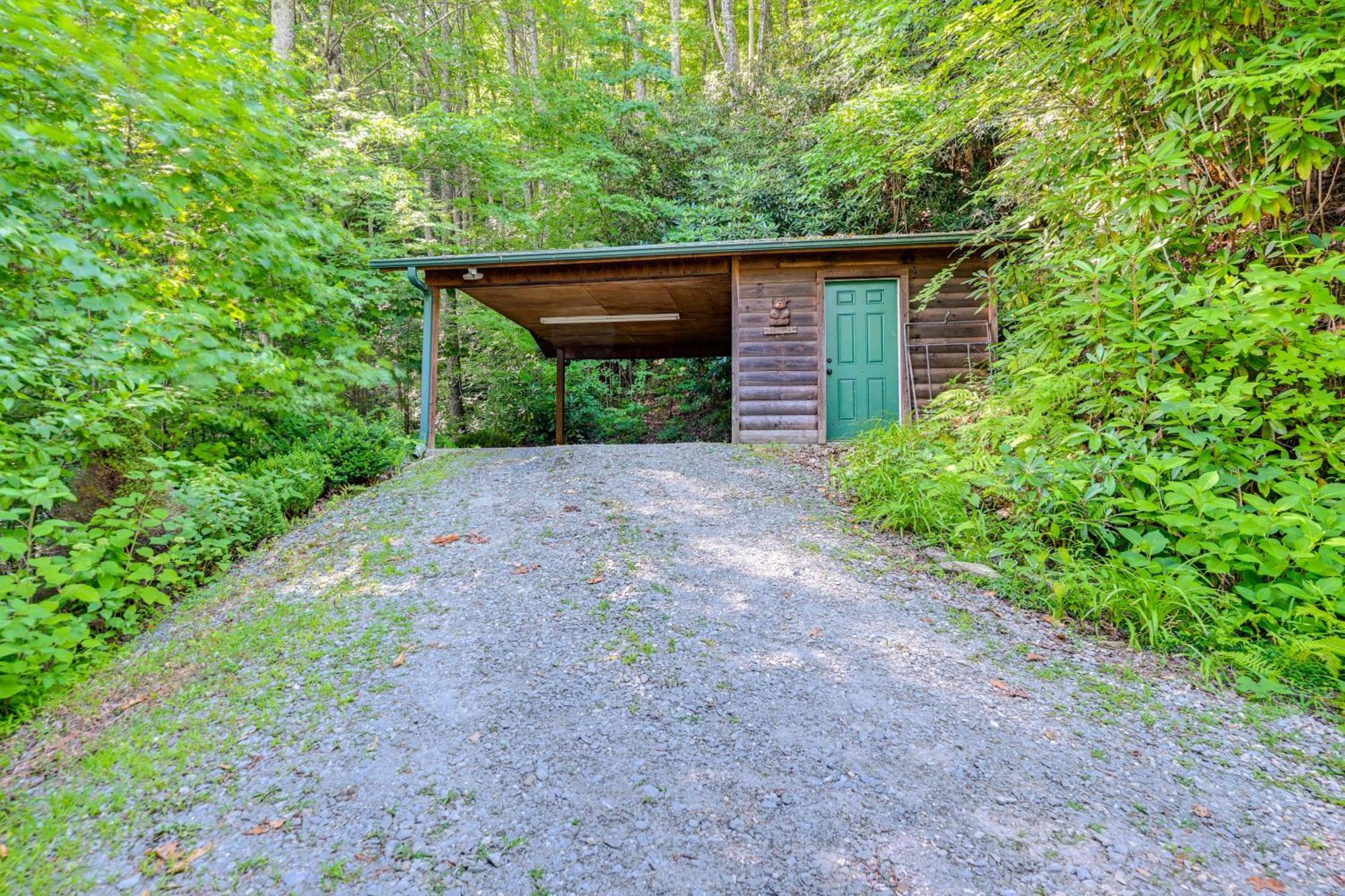 Pet-friendly Bryson With Fire Pit And Deck!