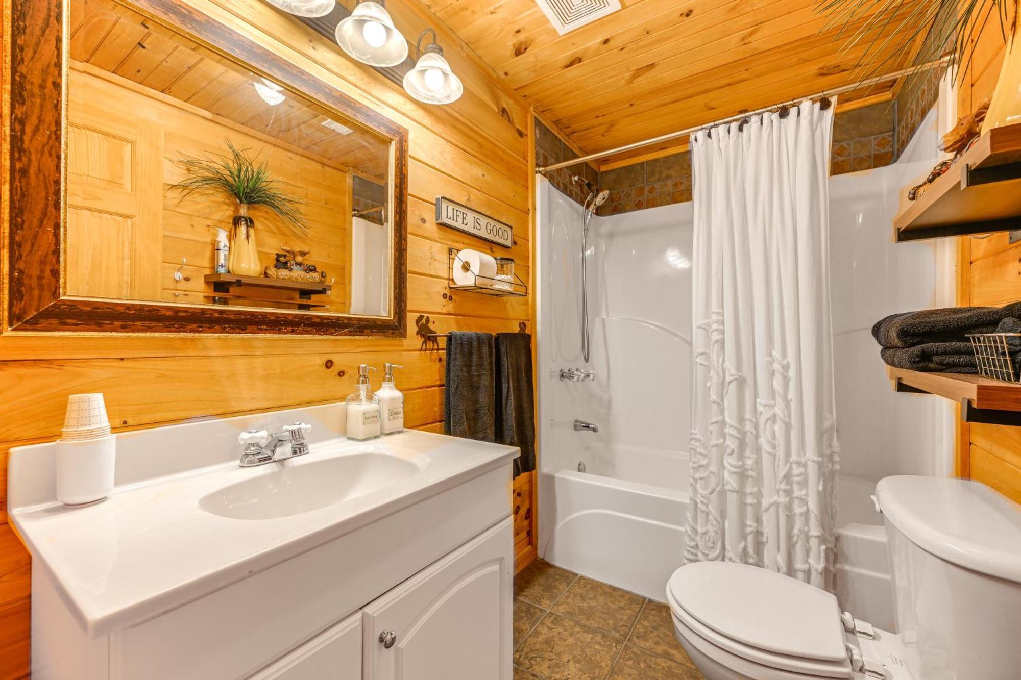 Pet-friendly Bryson With Fire Pit And Deck! Bryson City