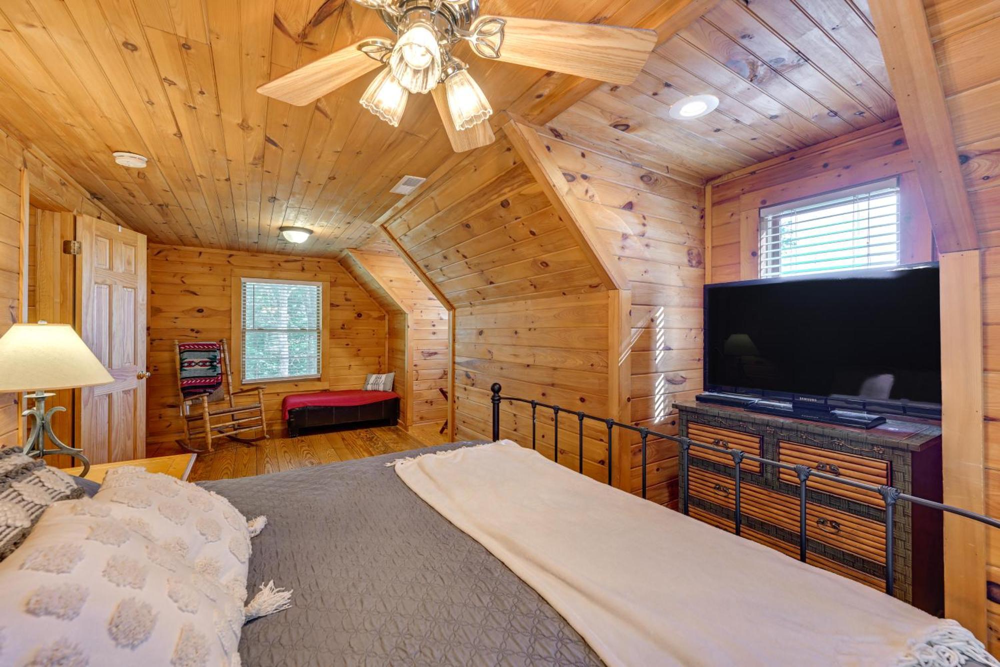 Pet-friendly Bryson With Fire Pit And Deck! Holiday home