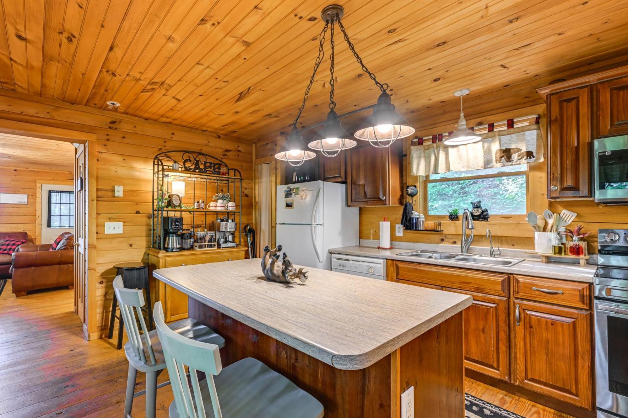 Pet-friendly Bryson With Fire Pit And Deck! Holiday home Bryson City