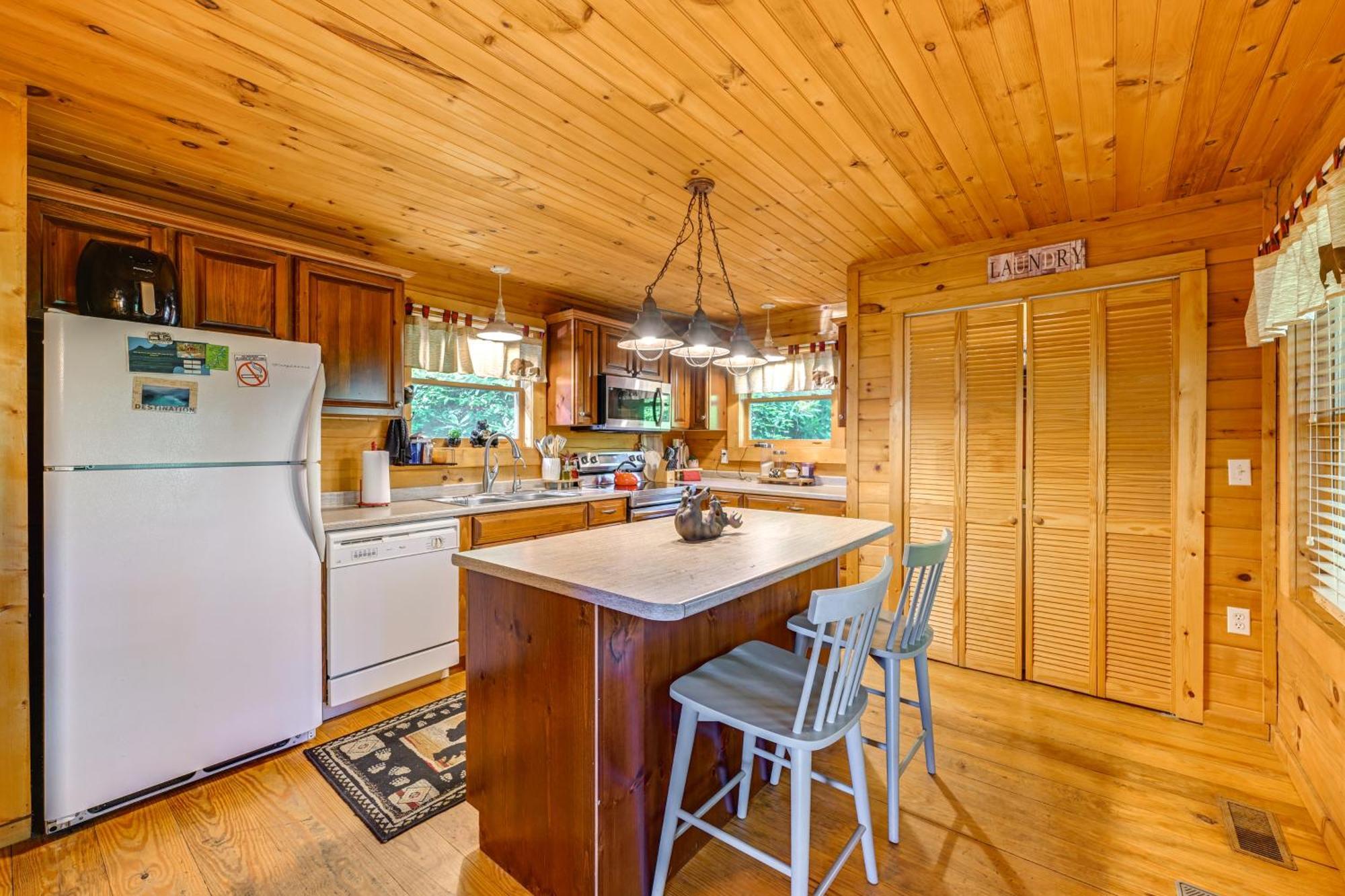 Pet-friendly Bryson With Fire Pit And Deck!