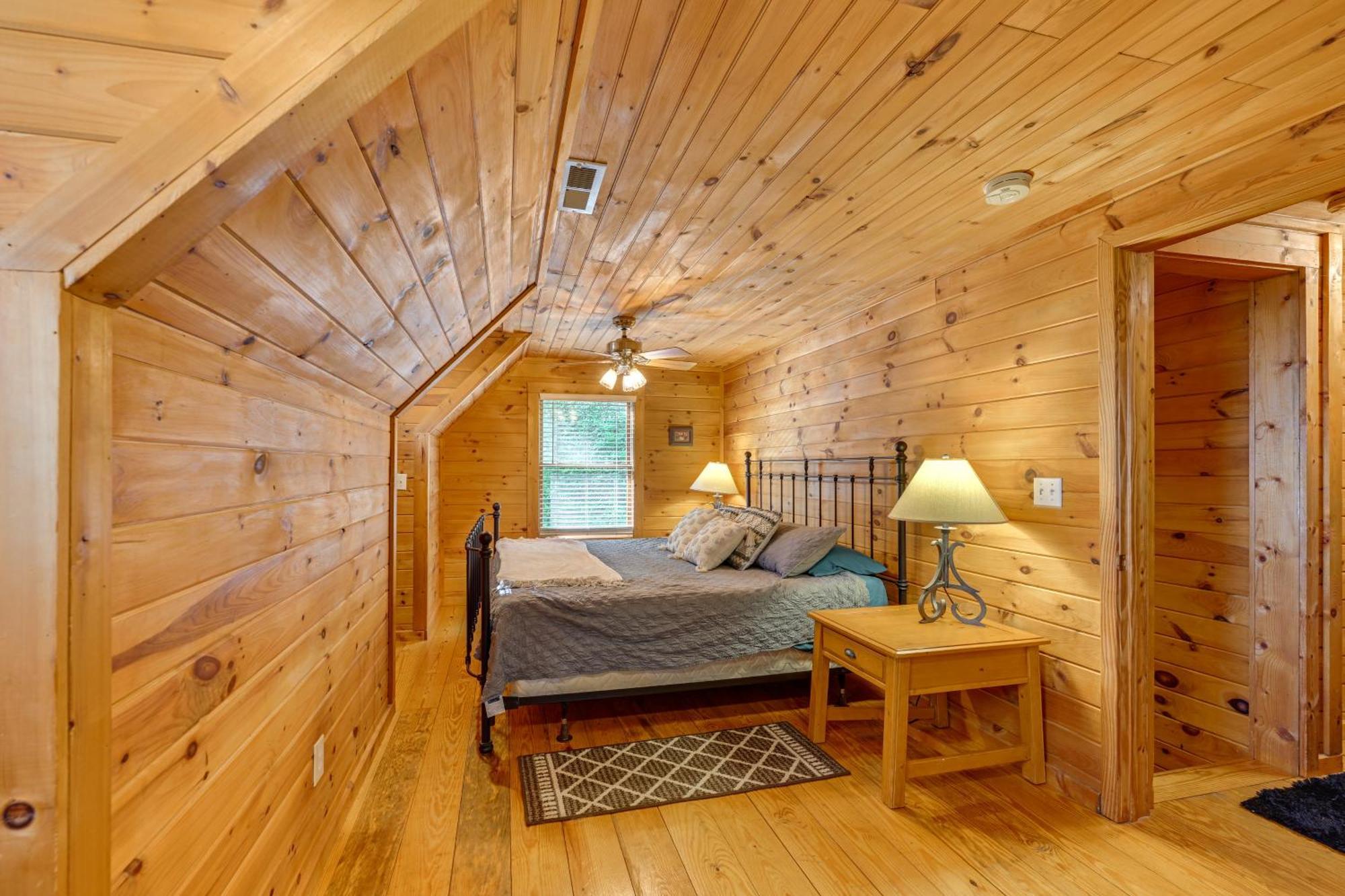 Holiday home Pet-friendly Bryson With Fire Pit And Deck!